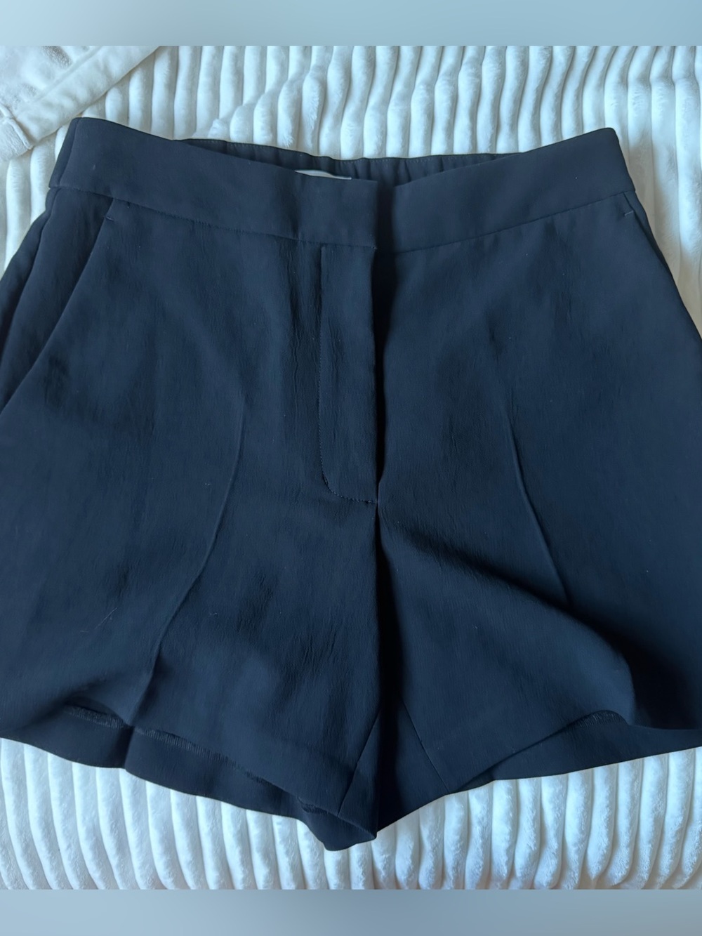Aritzia - Limitless Mid Thigh Shorts